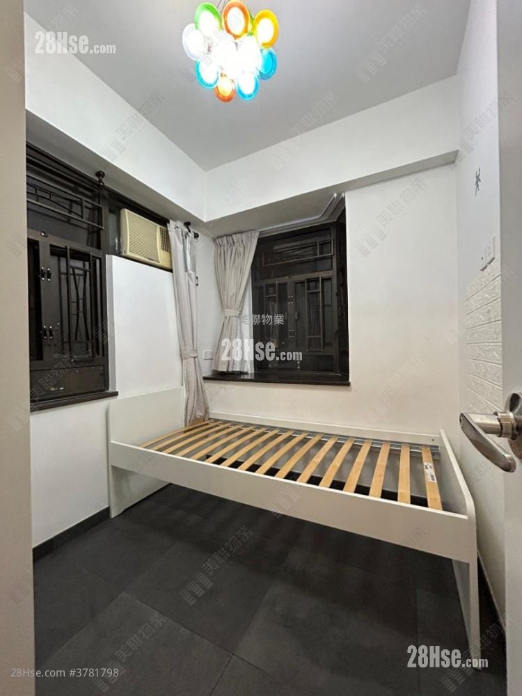 Wai Wah Centre Sell 2 Bedrooms , 1 Bathroom 358 ft²