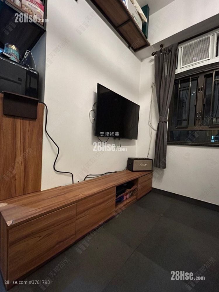 Wai Wah Centre Sell 2 Bedrooms , 1 Bathroom 358 ft²