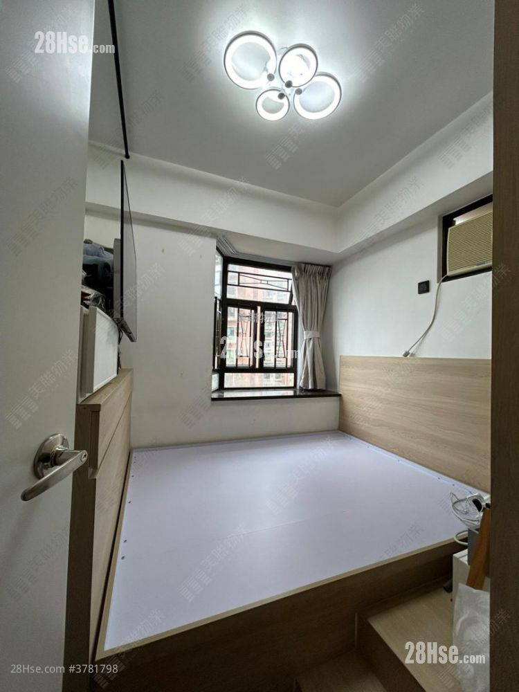 Wai Wah Centre Sell 2 Bedrooms , 1 Bathroom 358 ft²