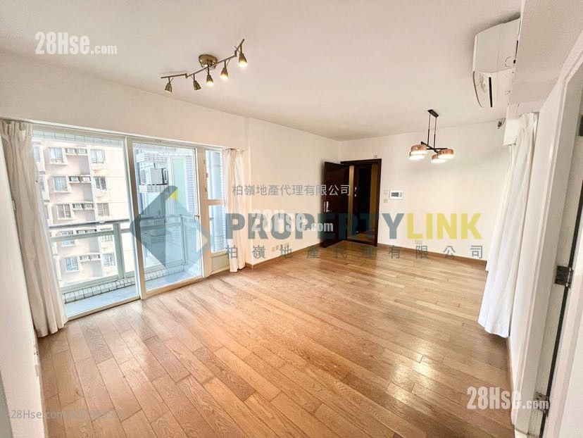 Centre Stage Sell 3 Bedrooms , 1 Bathroom 628 ft²