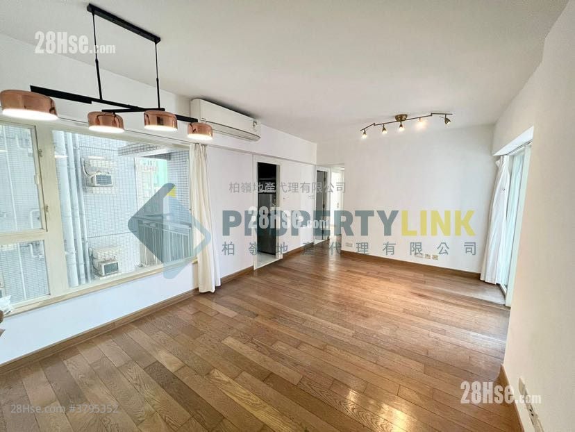 Centre Stage Sell 3 Bedrooms , 1 Bathroom 628 ft²