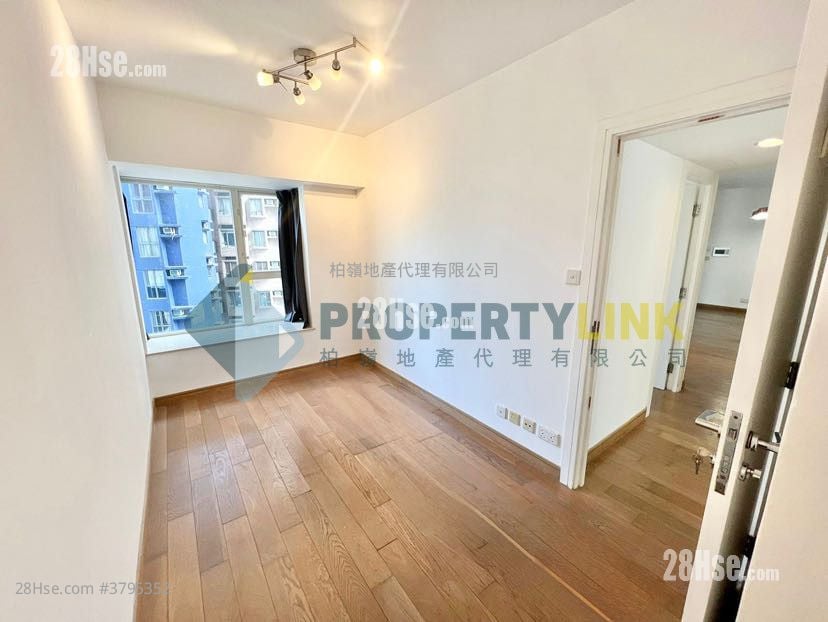 Centre Stage Sell 3 Bedrooms , 1 Bathroom 628 ft²