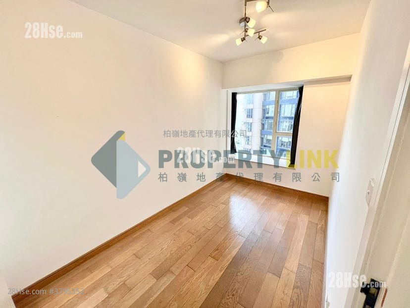 Centre Stage Sell 3 Bedrooms , 1 Bathroom 628 ft²