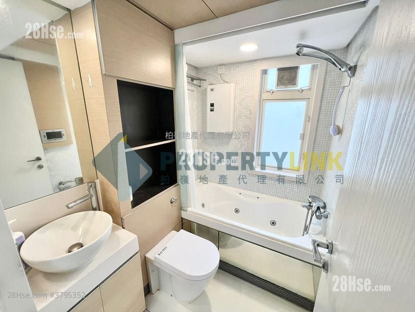 Centre Stage Sell 3 Bedrooms , 1 Bathroom 628 ft²