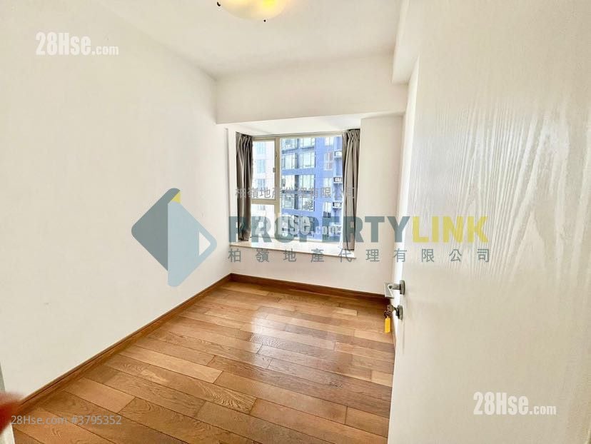 Centre Stage Sell 3 Bedrooms , 1 Bathroom 628 ft²