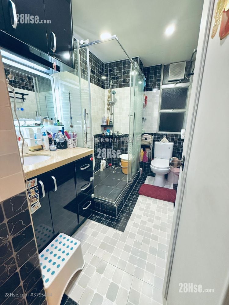 Yan Shing Court Sell 3 Bedrooms , 1 Bathroom 645 ft²