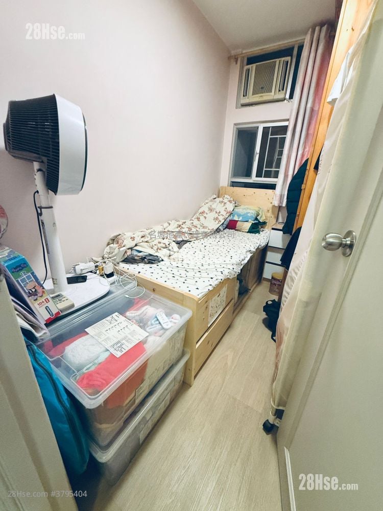 Yan Shing Court Sell 3 Bedrooms , 1 Bathroom 645 ft²