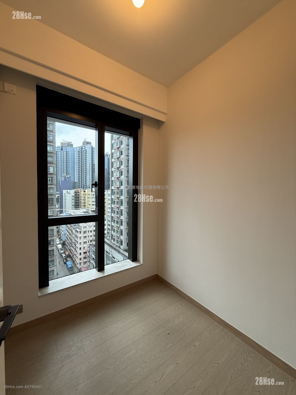 Baker Circle Greenwich Sell 2 Bedrooms , 1 Bathroom 349 ft²