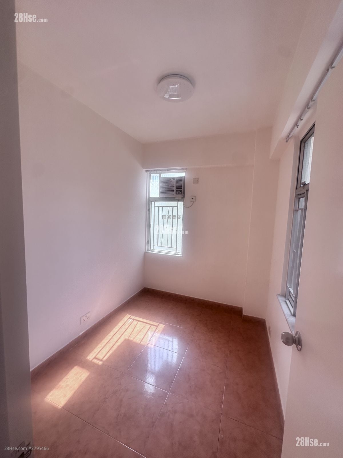 Dorfu Court Sell 2 Bedrooms , 1 Bathroom 349 ft²