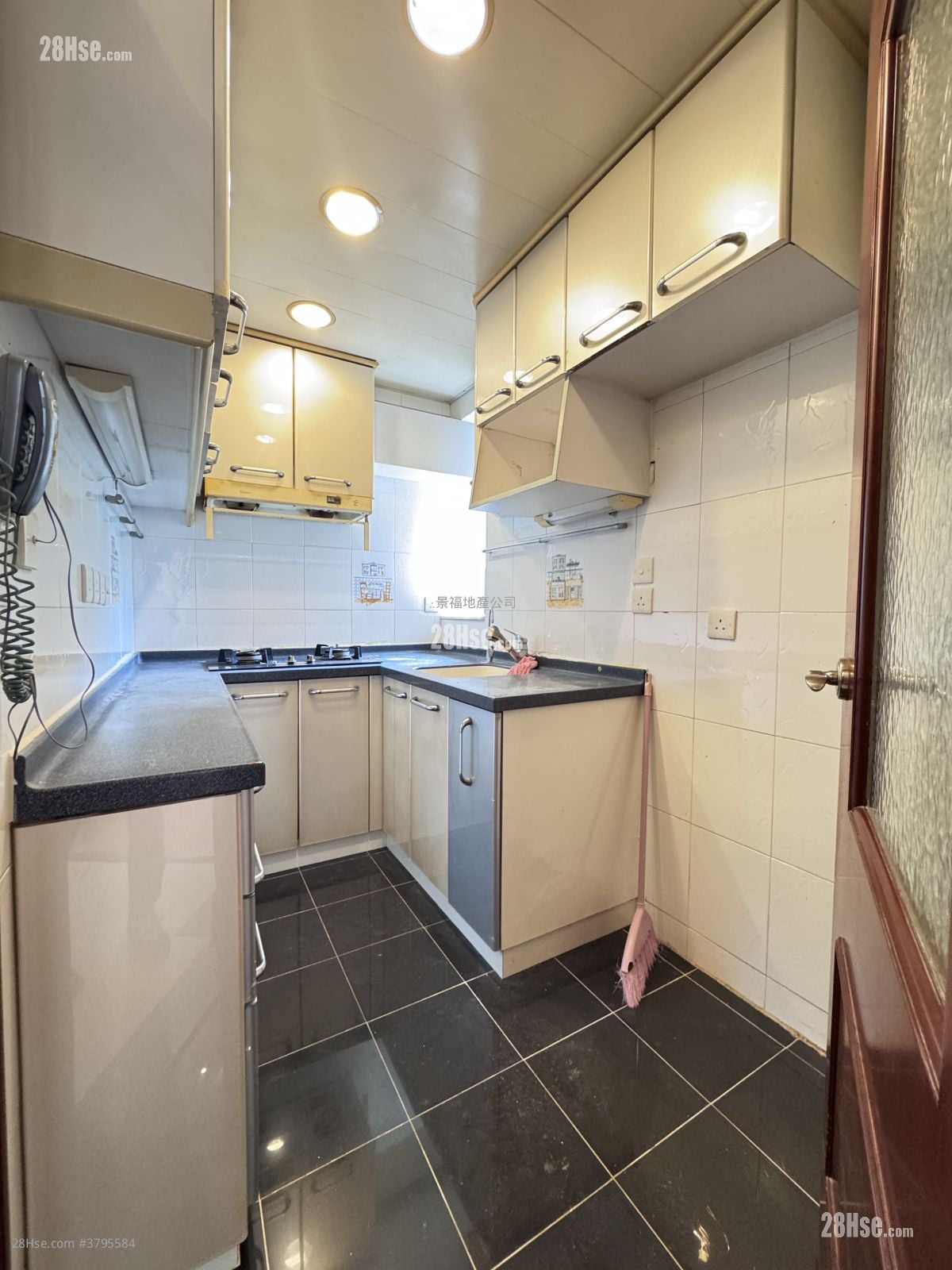 Mount Parker Lodge Sell 4 Bedrooms , 2 Bathrooms 845 ft²