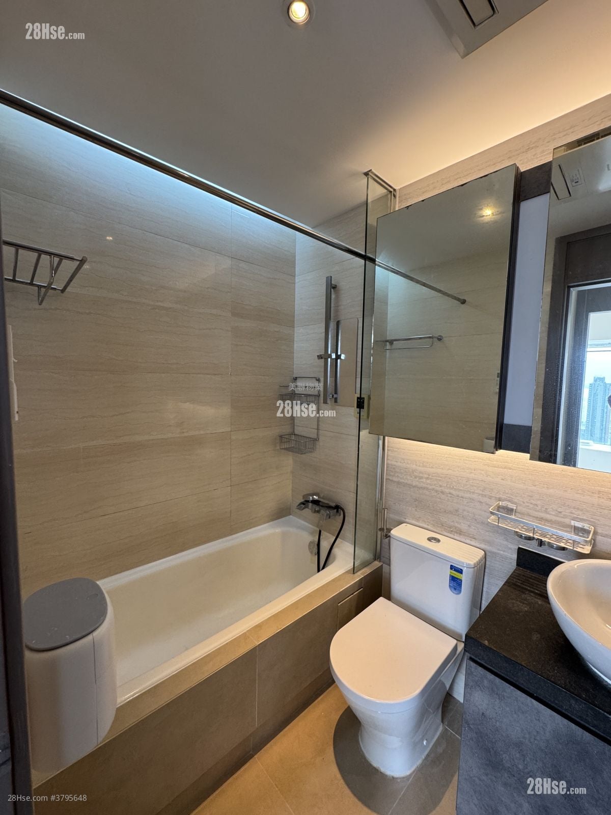 浴室: 晋名峰 租盘 2 房 , 1 浴室 568 平方尺