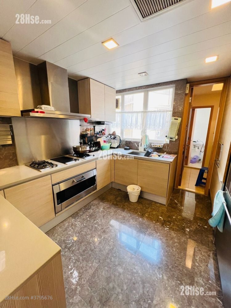 Avignon Sell 5+ Bedrooms , 4 Bathrooms 1,646 ft²