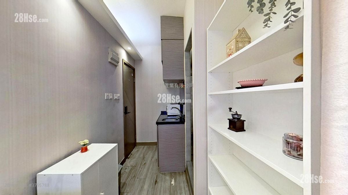 living room: Woon Yin Building Rental Studio , 1 Bathroom 150 ft²
