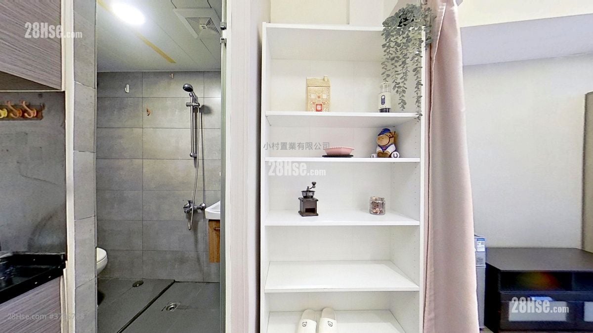 living room: Woon Yin Building Rental Studio , 1 Bathroom 150 ft²