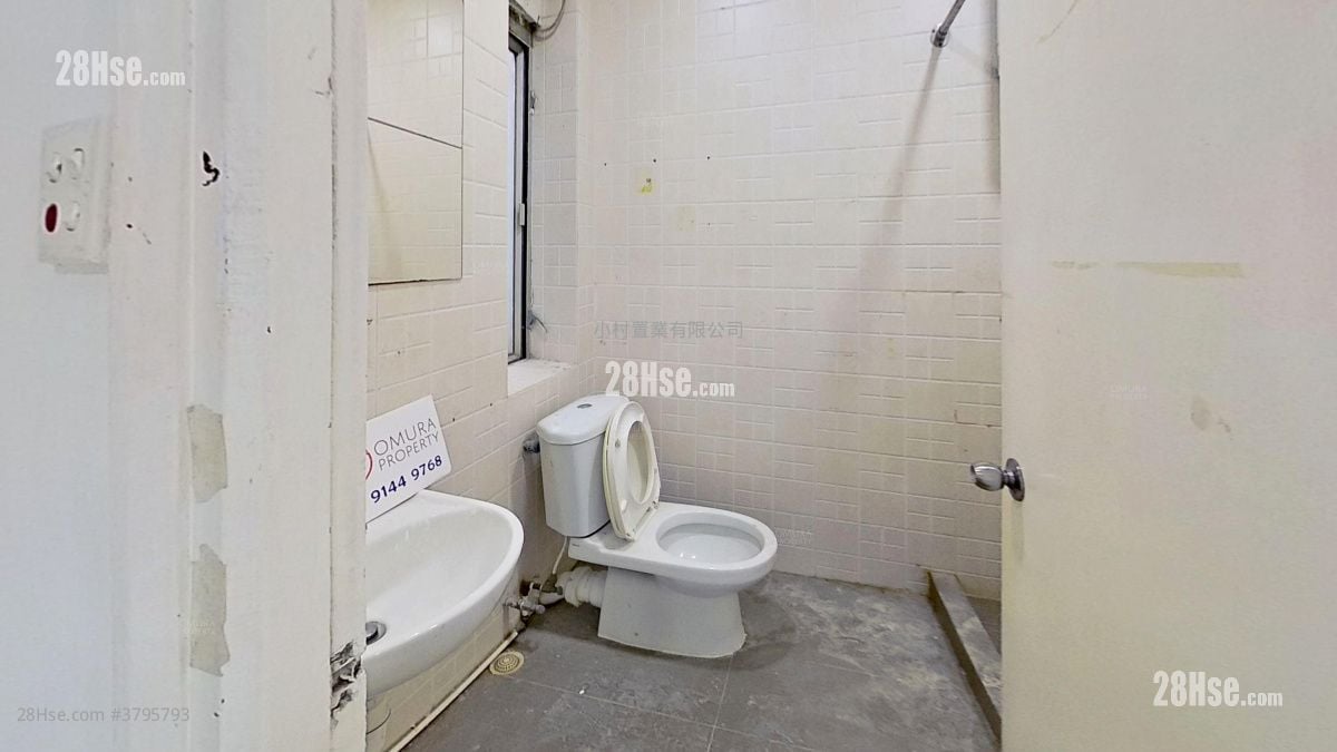 bathroom: Ritz Garden Apartments Rental 3 Bedrooms , 2 Bathrooms 1,097 ft²