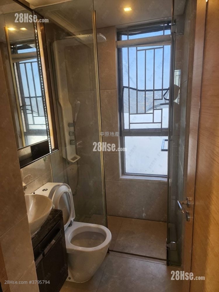 bathroom: Upper West Rental 3 Bedrooms , 2 Bathrooms 609 ft²