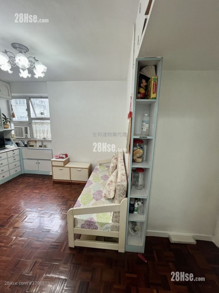 living room: Wyler Garden Sell 2 Bedrooms , 1 Bathroom 335 ft²