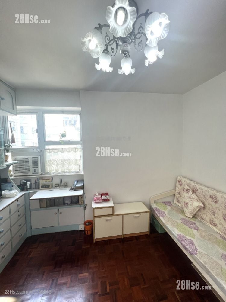 living room: Wyler Garden Sell 2 Bedrooms , 1 Bathroom 335 ft²