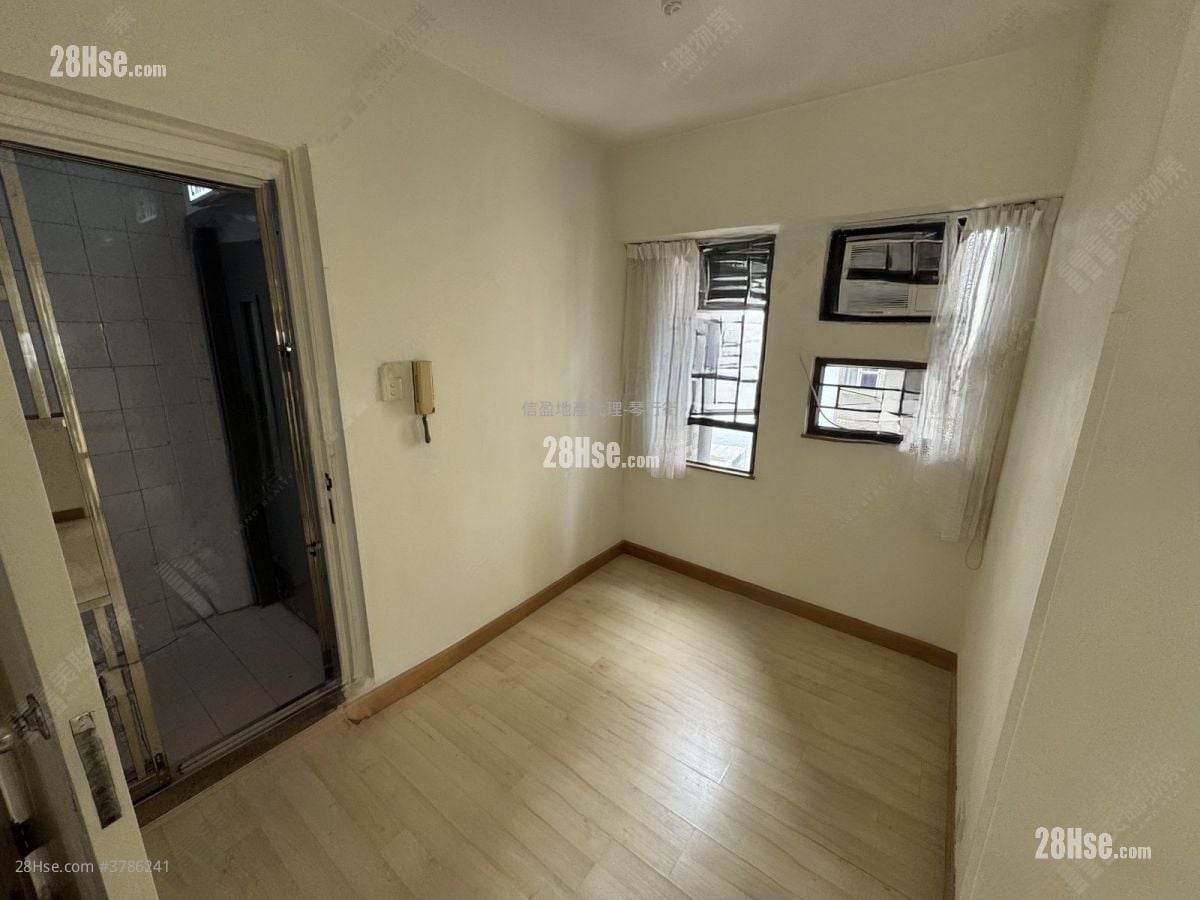 Circle Court Sell 2 Bedrooms , 1 Bathroom 296 ft²