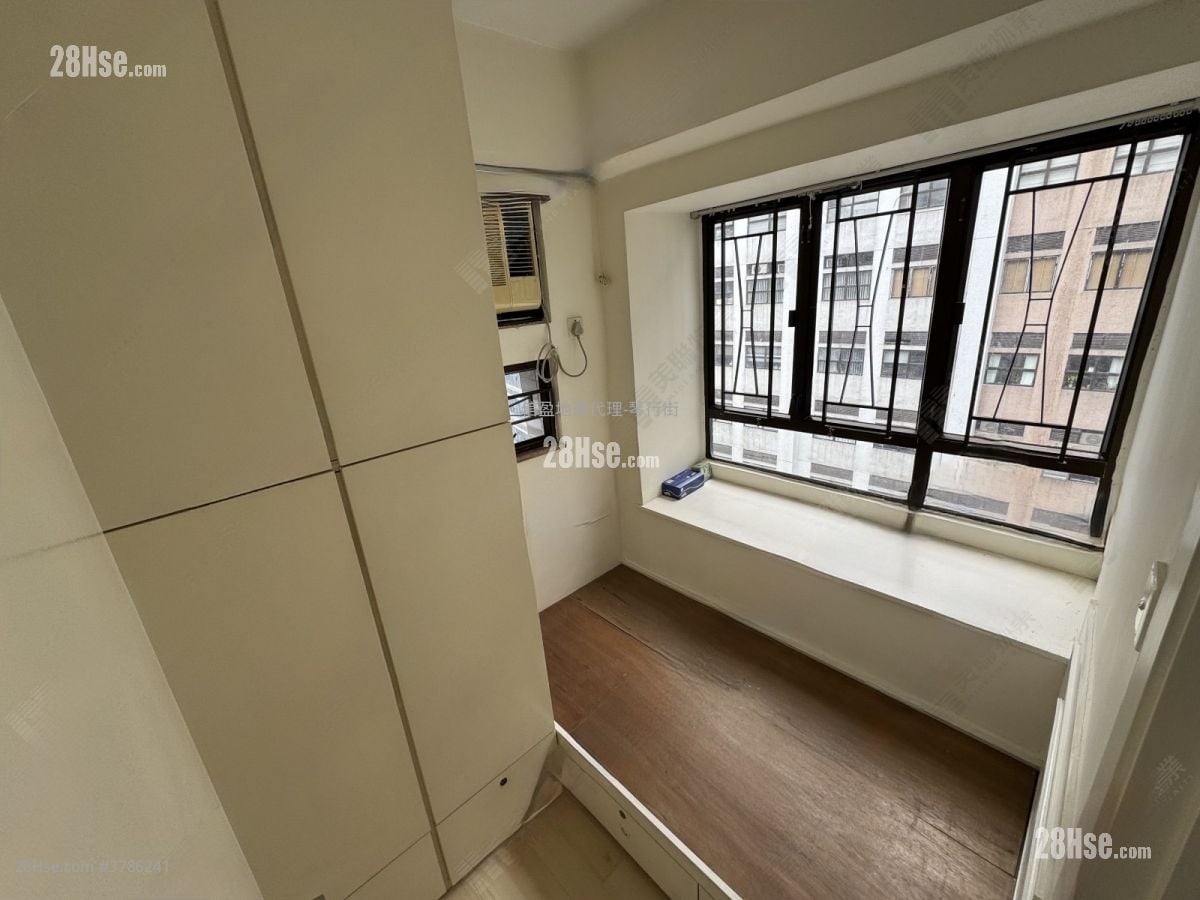 Circle Court Sell 2 Bedrooms , 1 Bathroom 296 ft²