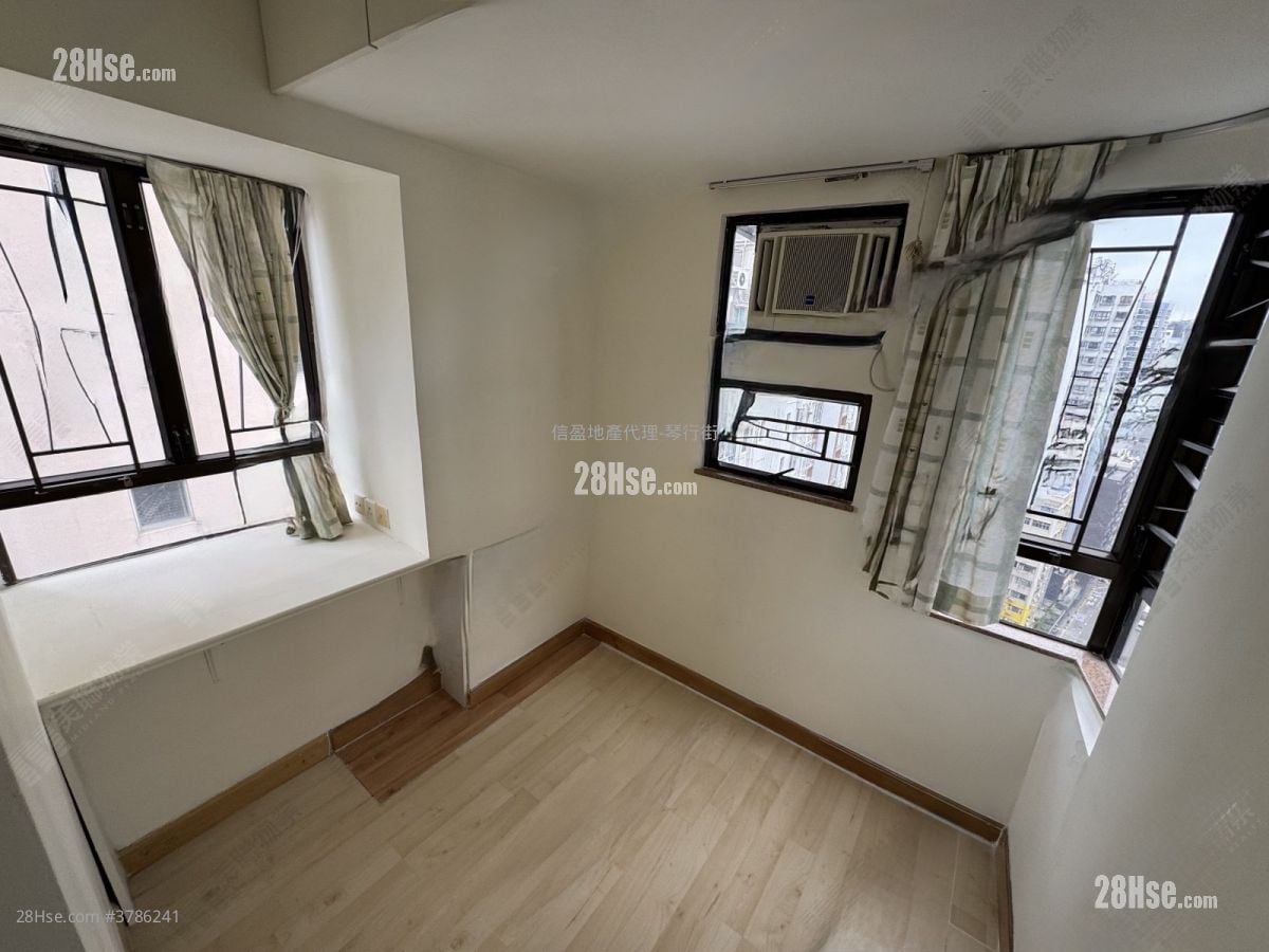 Circle Court Sell 2 Bedrooms , 1 Bathroom 296 ft²