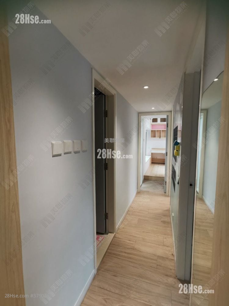 Nan Fung Plaza Sell 3 Bedrooms , 2 Bathrooms 696 ft²
