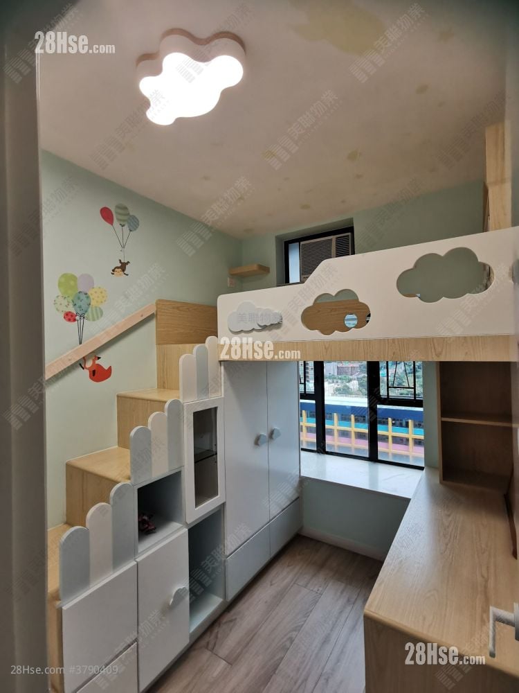 Nan Fung Plaza Sell 3 Bedrooms , 2 Bathrooms 696 ft²