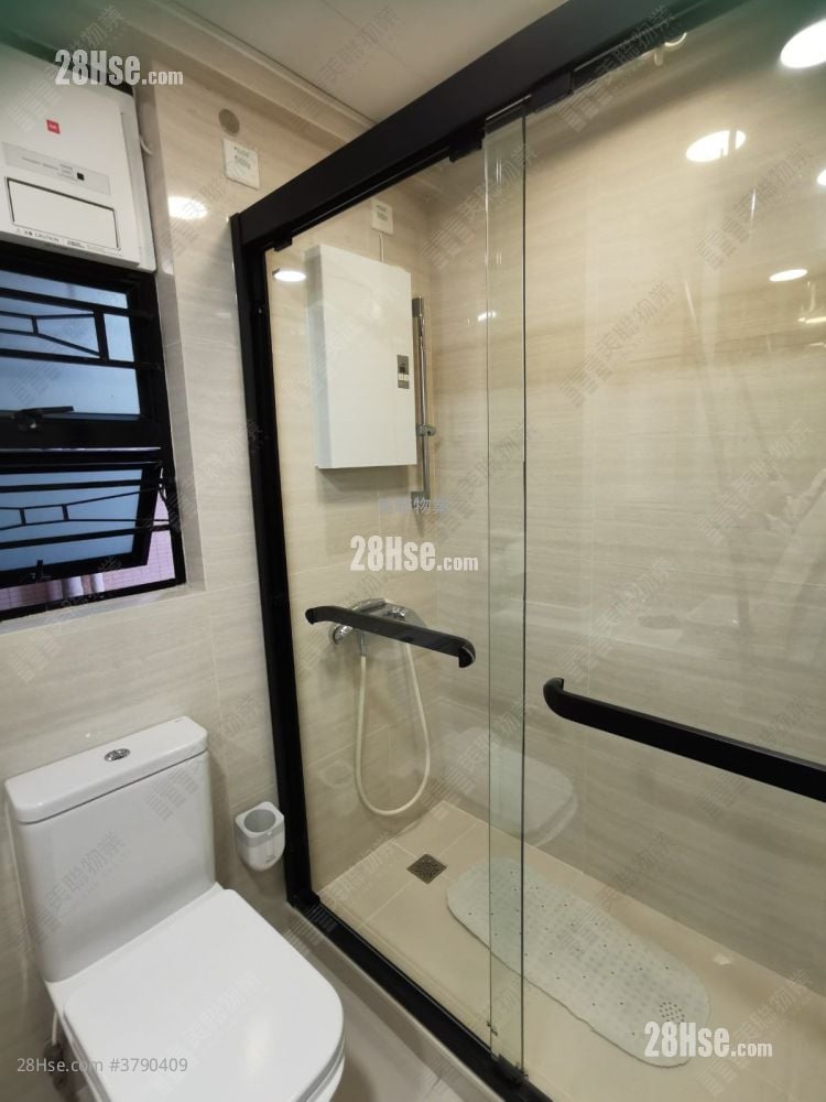 Nan Fung Plaza Sell 3 Bedrooms , 2 Bathrooms 696 ft²