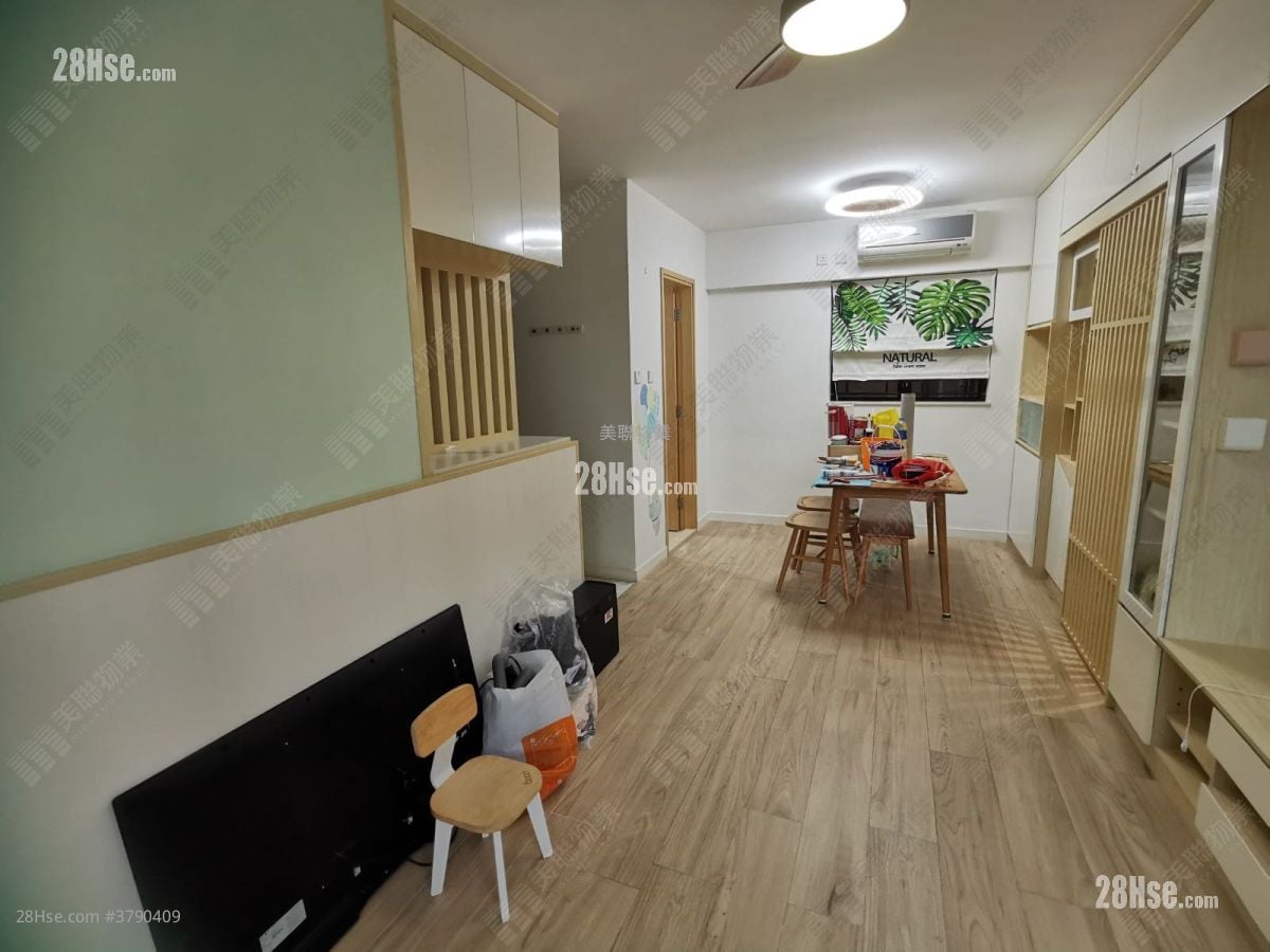Nan Fung Plaza Sell 3 Bedrooms , 2 Bathrooms 696 ft²