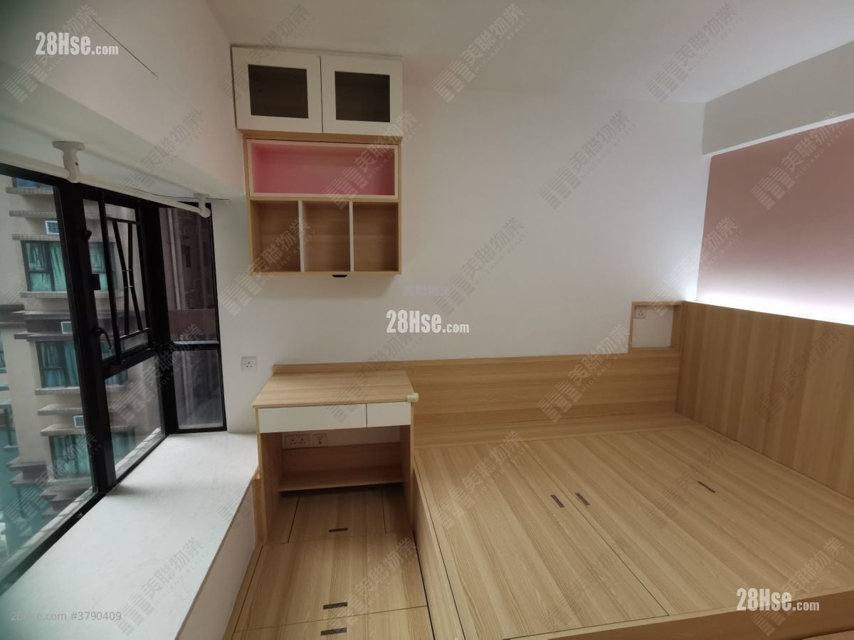 Nan Fung Plaza Sell 3 Bedrooms , 2 Bathrooms 696 ft²
