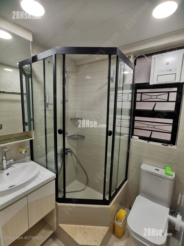 Nan Fung Plaza Sell 3 Bedrooms , 2 Bathrooms 696 ft²