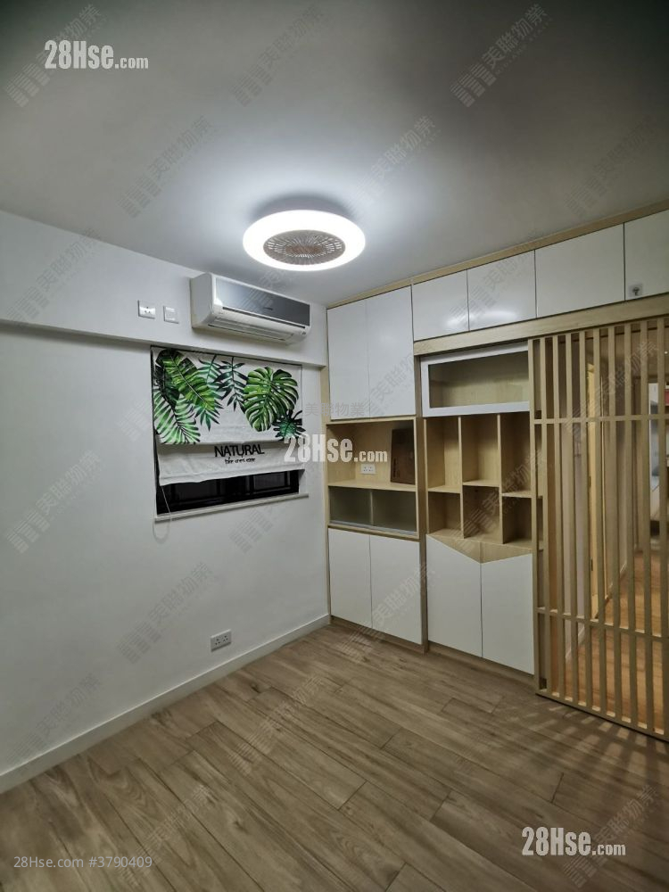 Nan Fung Plaza Sell 3 Bedrooms , 2 Bathrooms 696 ft²