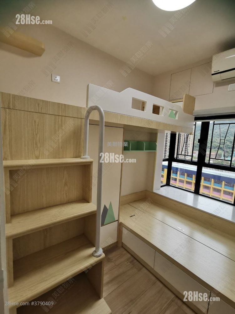 Nan Fung Plaza Sell 3 Bedrooms , 2 Bathrooms 696 ft²