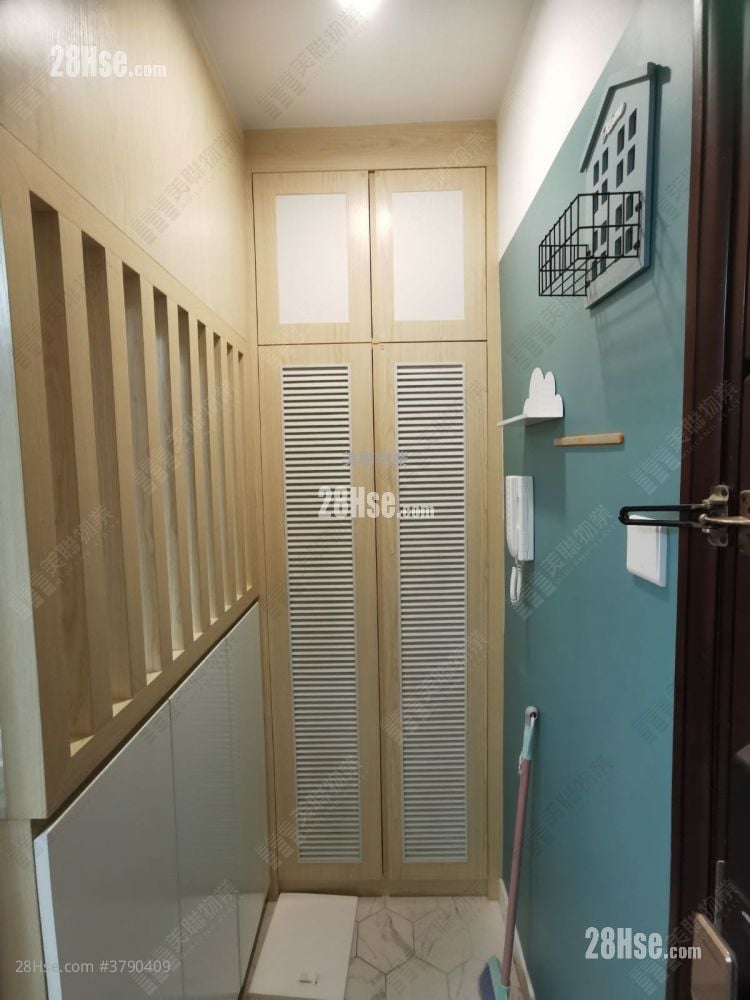 Nan Fung Plaza Sell 3 Bedrooms , 2 Bathrooms 696 ft²