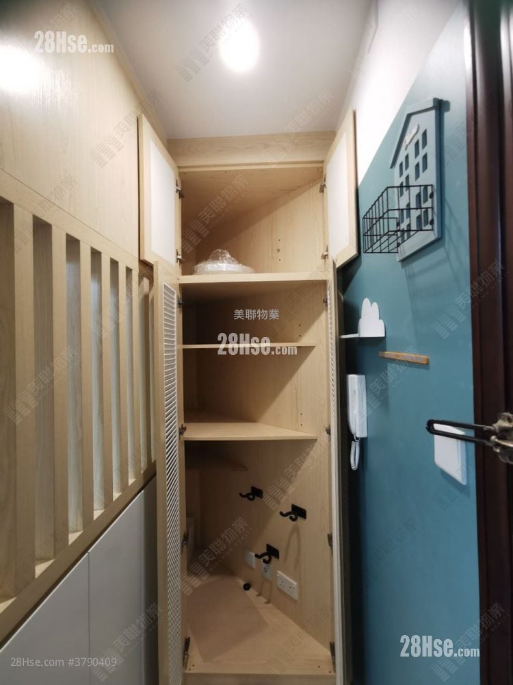 Nan Fung Plaza Sell 3 Bedrooms , 2 Bathrooms 696 ft²