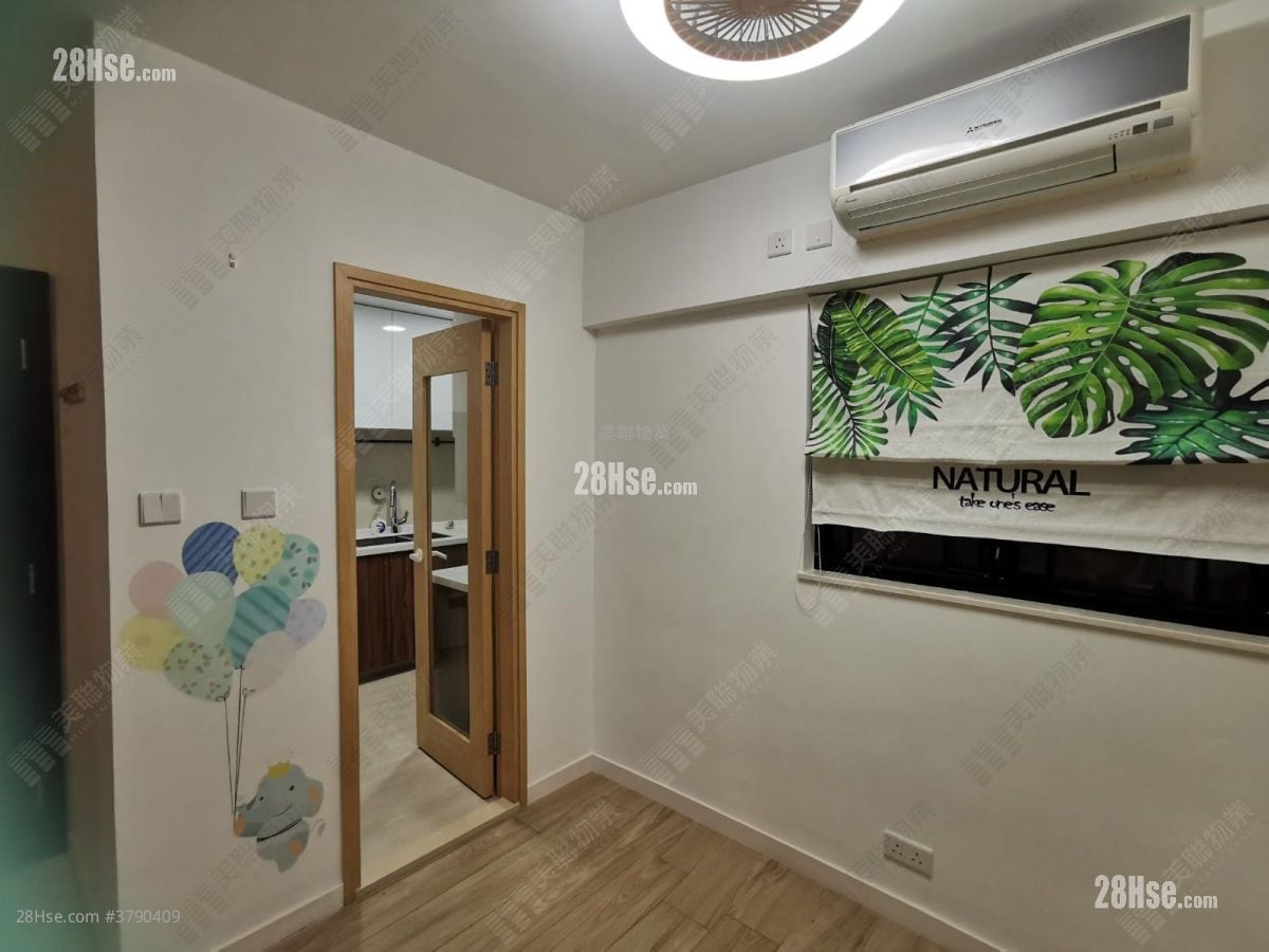 Nan Fung Plaza Sell 3 Bedrooms , 2 Bathrooms 696 ft²