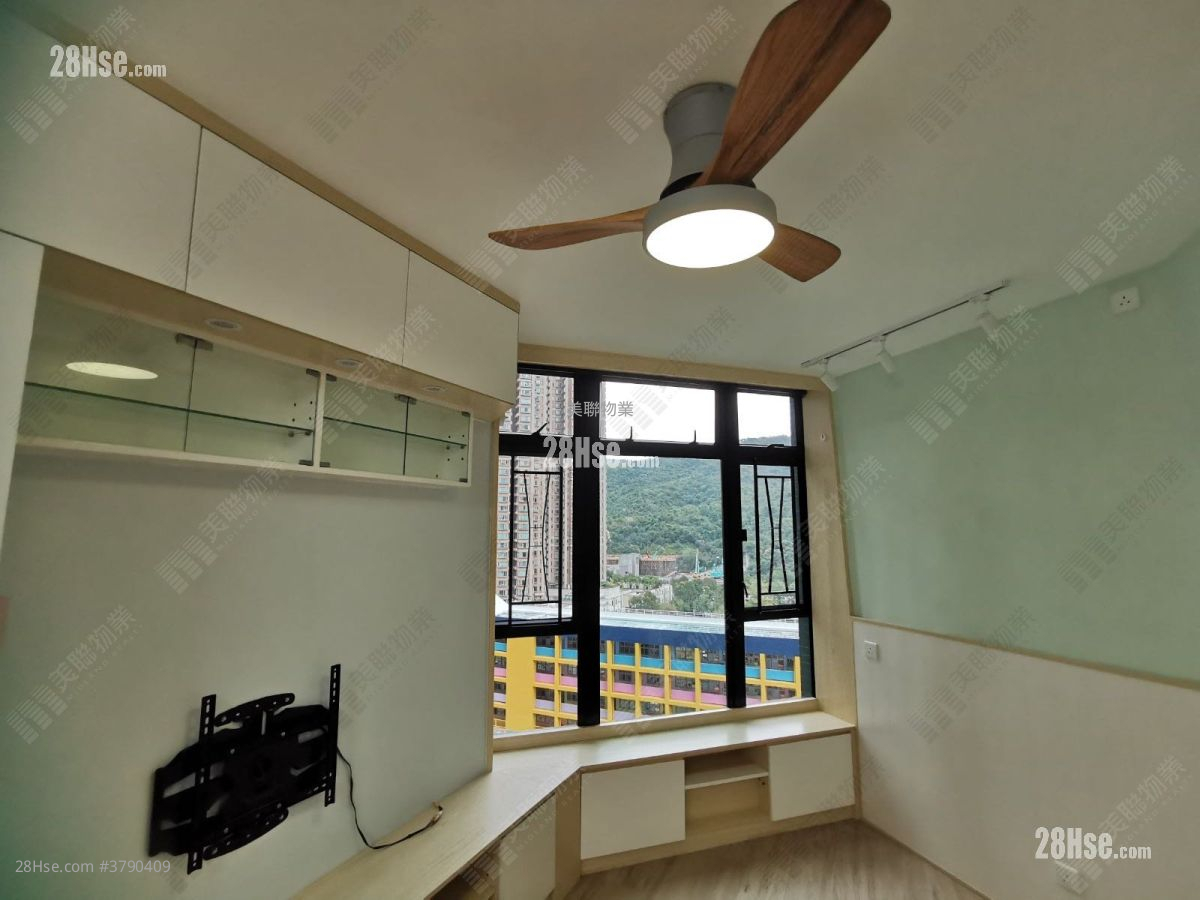 Nan Fung Plaza Sell 3 Bedrooms , 2 Bathrooms 696 ft²
