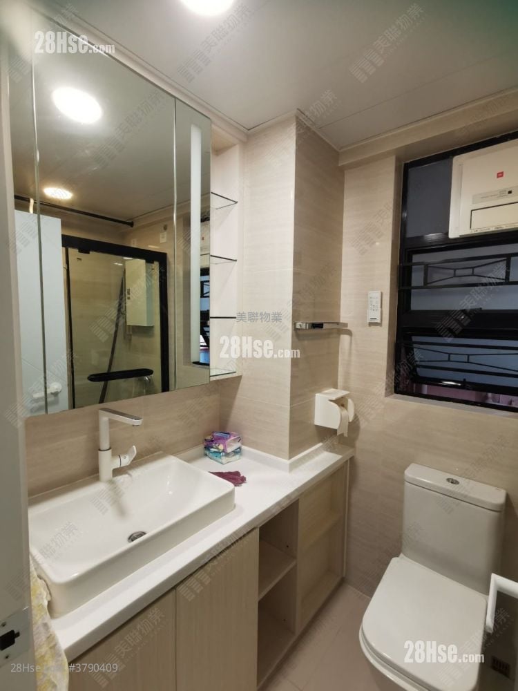 Nan Fung Plaza Sell 3 Bedrooms , 2 Bathrooms 696 ft²