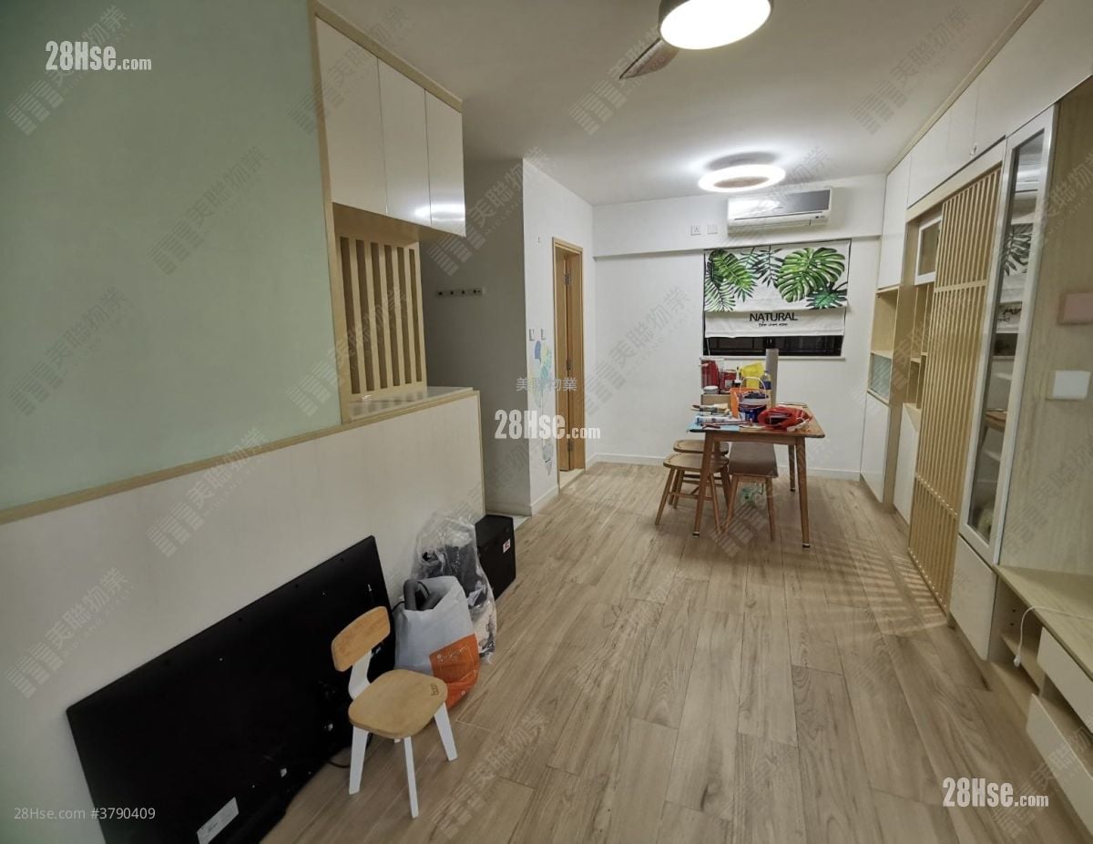 Nan Fung Plaza Sell 3 Bedrooms , 2 Bathrooms 696 ft²