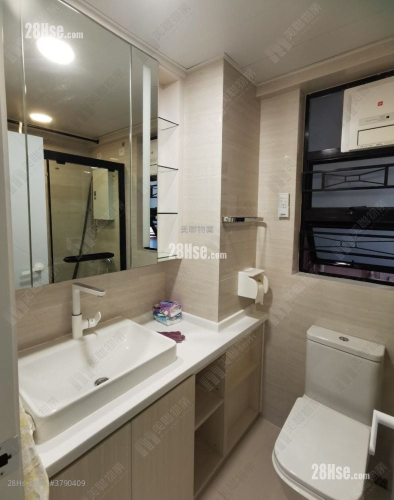 Nan Fung Plaza Sell 3 Bedrooms , 2 Bathrooms 696 ft²