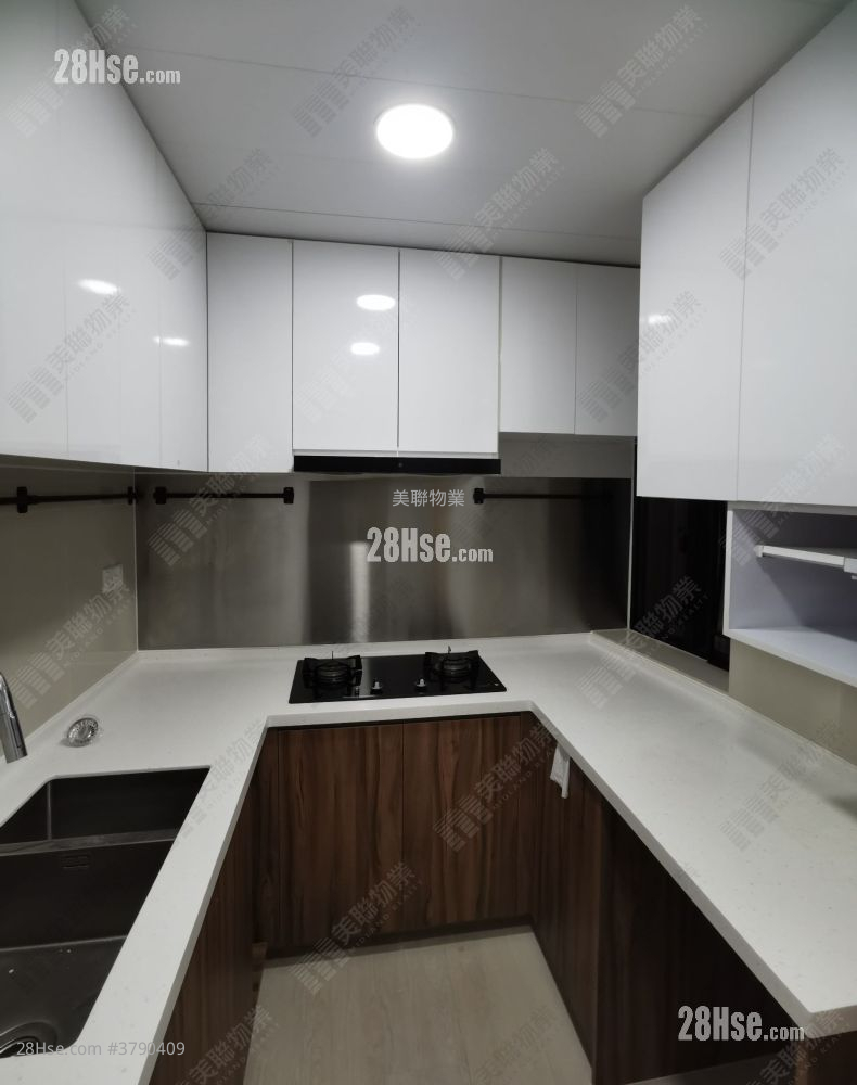 Nan Fung Plaza Sell 3 Bedrooms , 2 Bathrooms 696 ft²