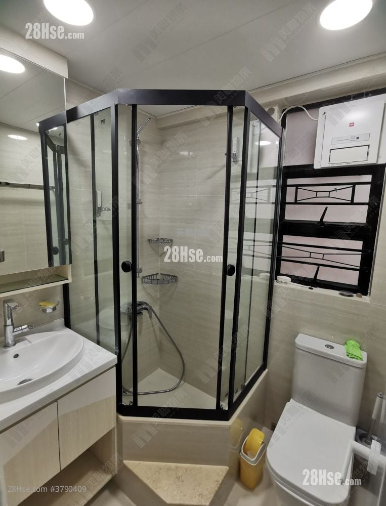 Nan Fung Plaza Sell 3 Bedrooms , 2 Bathrooms 696 ft²