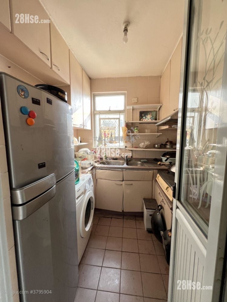 Kam Tai Court Sell 3 Bedrooms , 2 Bathrooms 650 ft²