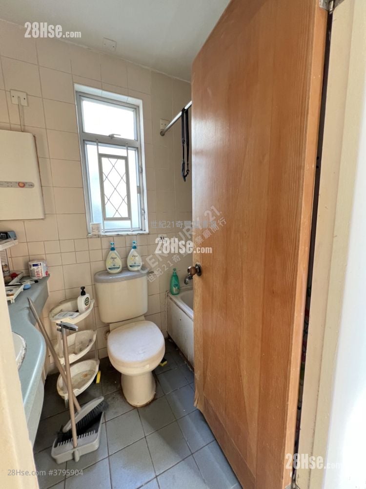 Kam Tai Court Sell 3 Bedrooms , 2 Bathrooms 650 ft²