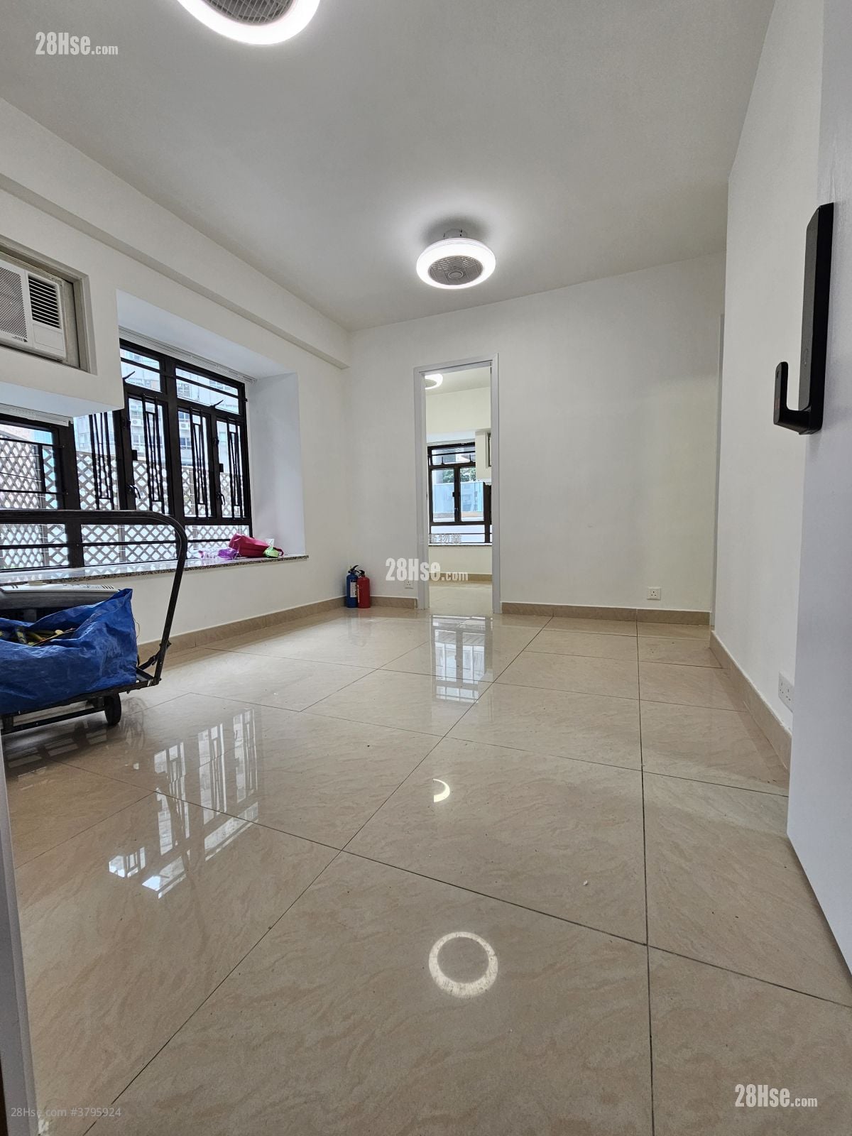 Royal Building Rental 3 Bedrooms , 2 Bathrooms 391 ft²