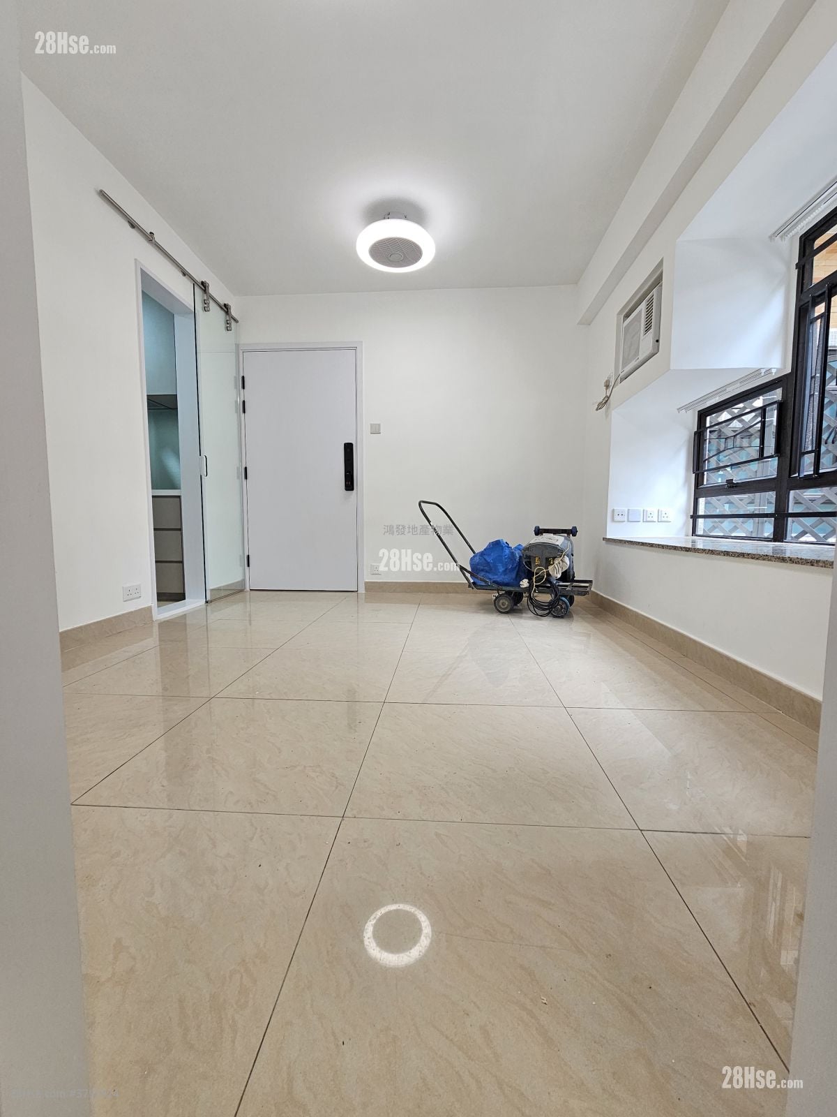 Royal Building Rental 3 Bedrooms , 2 Bathrooms 391 ft²