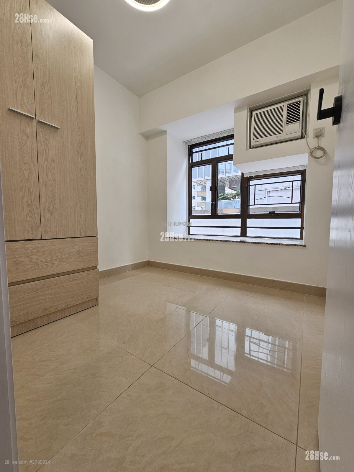 Royal Building Rental 3 Bedrooms , 2 Bathrooms 391 ft²