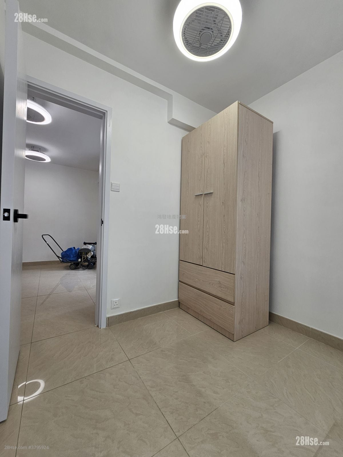 Royal Building Rental 3 Bedrooms , 2 Bathrooms 391 ft²