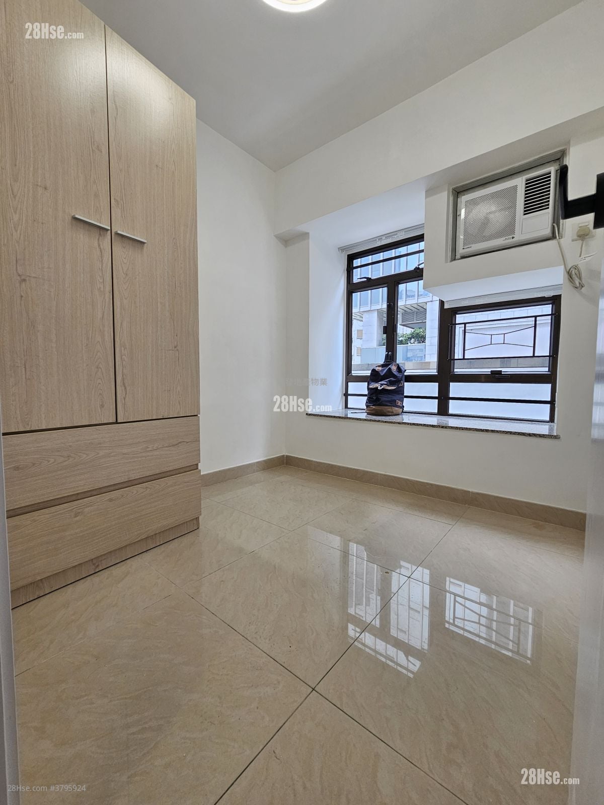 Royal Building Rental 3 Bedrooms , 2 Bathrooms 391 ft²