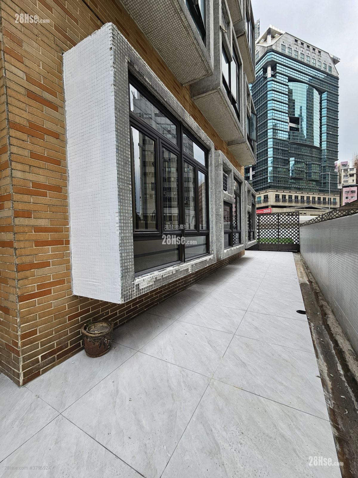 Royal Building Rental 3 Bedrooms , 2 Bathrooms 391 ft²